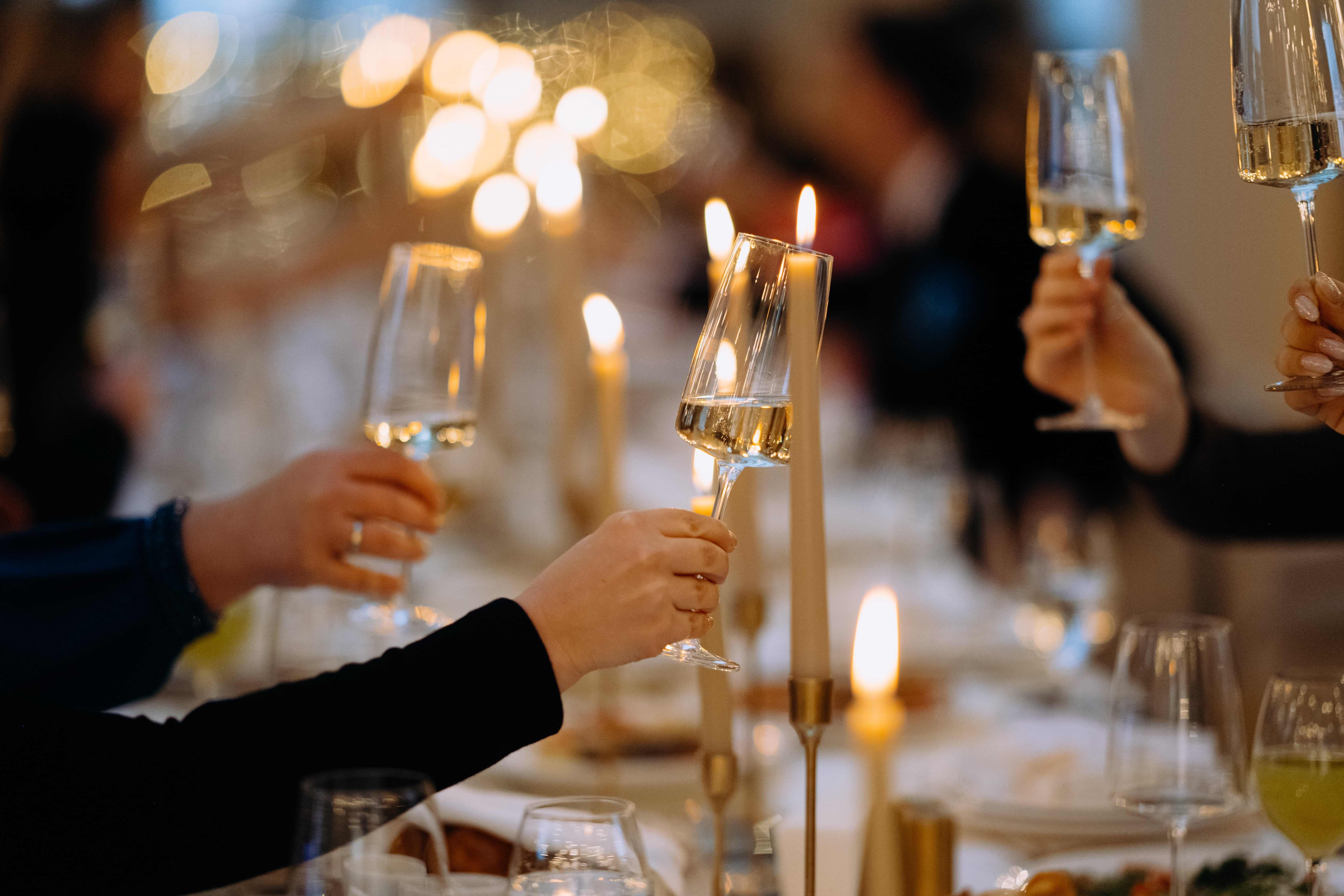 Les Français dépensent 20_ de plus au restaurant pendant les fêtes de fin d'année-min-compressed